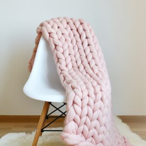 Vaaleanpunainen Jättineulepeitto